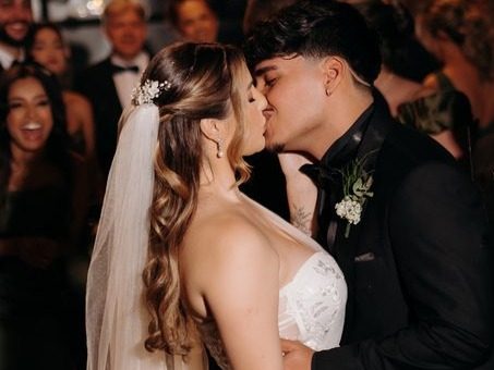 Lara Brasil e seu marido se beijando na saída da cerimônia