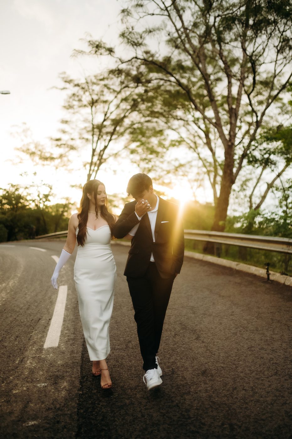 Lara Brasil e seu marido caminhando ao pôr do sol