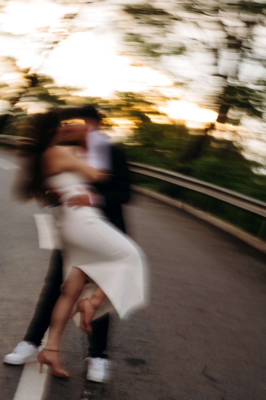 Casal andando, foto desfocada representando o dia a dia da relação