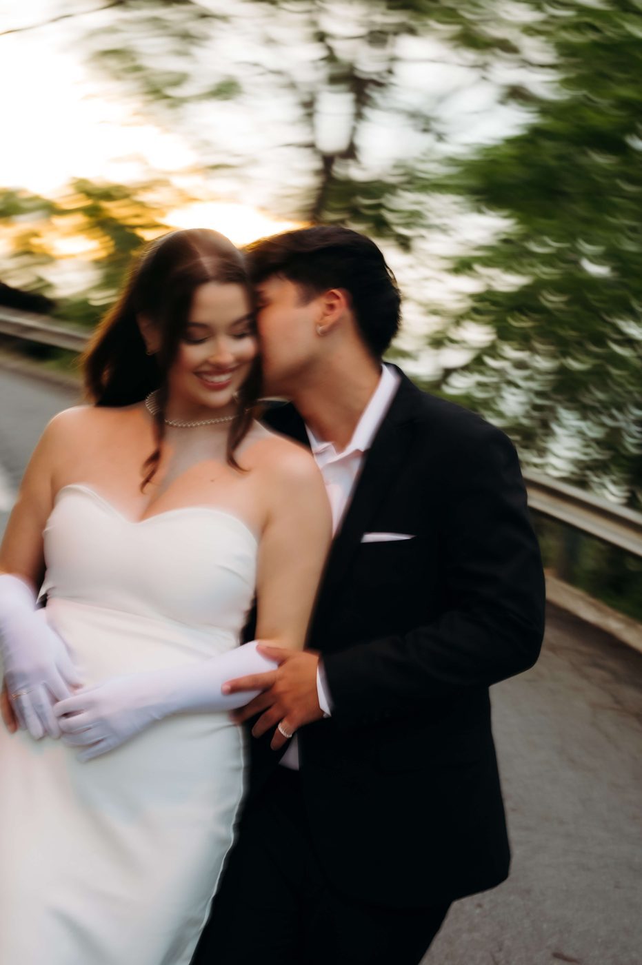 Lara Brasil e seu marido se beijando