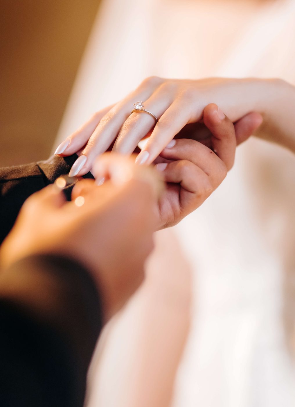 Mãos com aliança de casamento